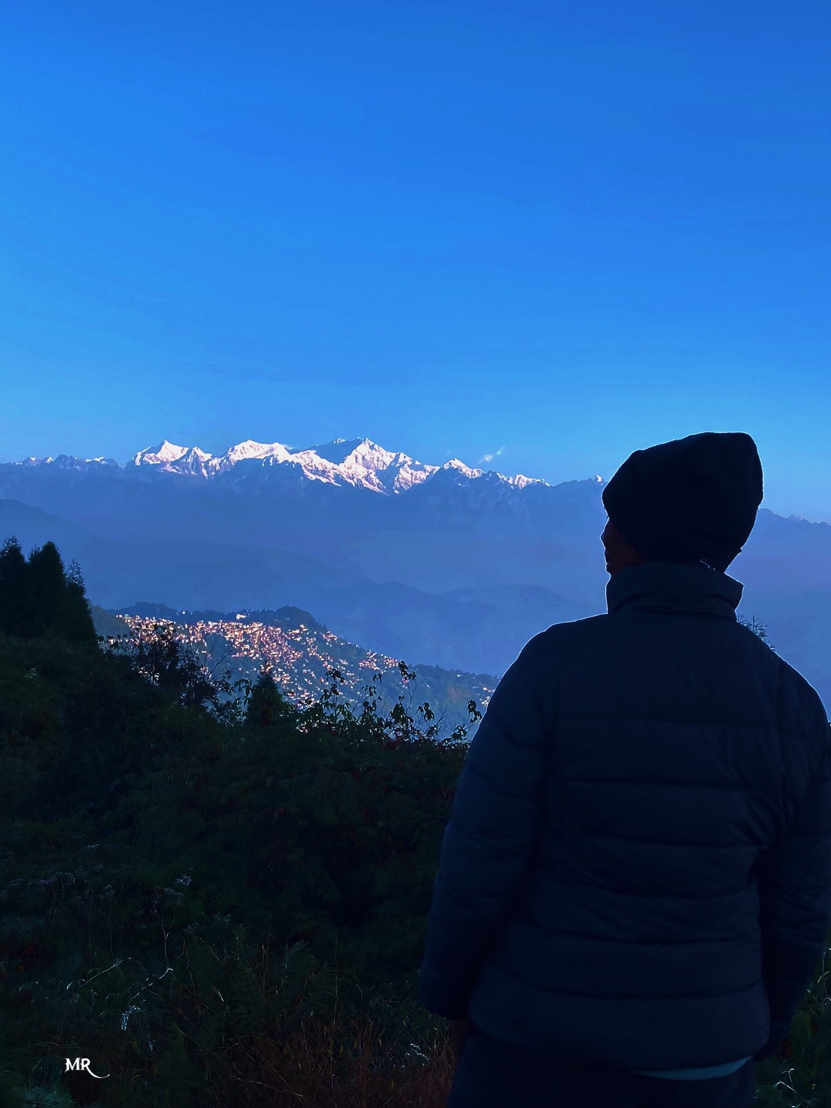 One last stop on the way back, alone with a snowy mountain staring straight at me. No crowd, no noise, just magic.